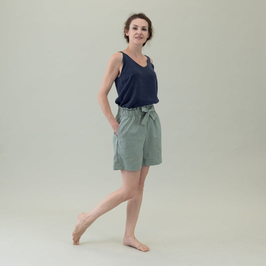 Leinen Damenhose mit Paperbag-Bund und Schleife in der Farbe Salbei Grün, Urheber: Mini & Eve