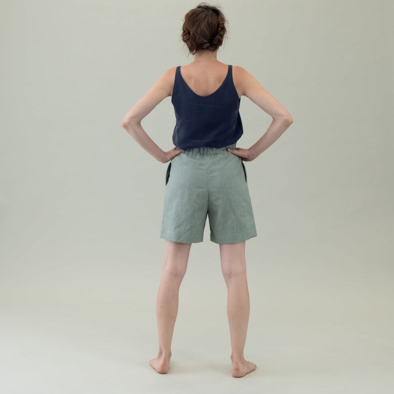 Leinen Damenhose mit Paperbag-Bund und Schleife in der Farbe Salbei Grün, Urheber: Mini & Eve