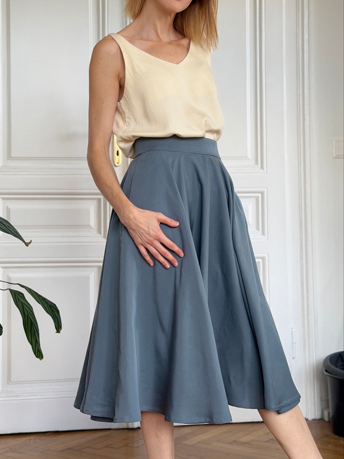 Tellerrock aus Tencel in Taubenblau Graublau mit Taschen; Urheber: Mini & Eve