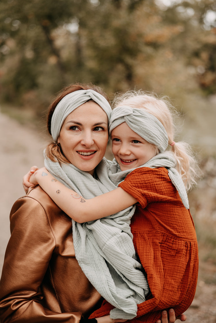 Mutter und Tochter im Partnerlook mit Stirnbändern und Halstüchern aus Musselin in Mint