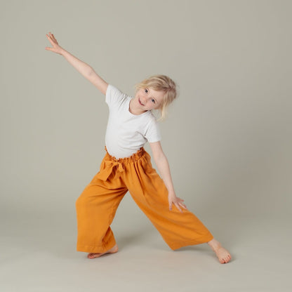 Tencel Kinderhose mit Paperbag-Bund und Schleife in der Farbe Mango, Urheber: Mini & Eve