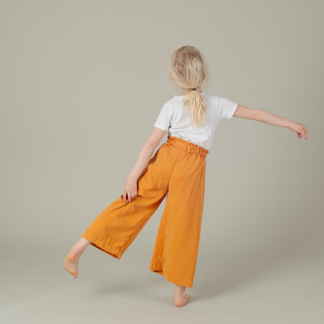 Tencel Kinderhose mit Paperbag-Bund und Schleife in der Farbe Mango, Urheber: Mini & Eve