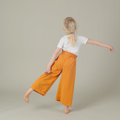 Tencel Kinderhose mit Paperbag-Bund und Schleife in der Farbe Mango, Urheber: Mini & Eve