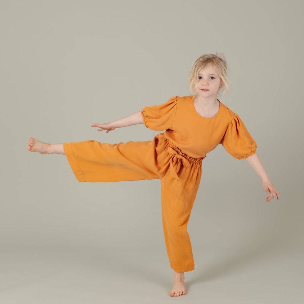 Tencel Kinderhose mit Paperbag-Bund und Schleife in der Farbe Mango, Urheber: Mini & Eve