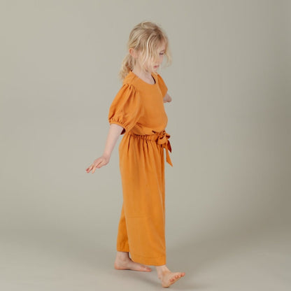 Tencel Kinderhose mit Paperbag-Bund und Schleife in der Farbe Mango, Urheber: Mini & Eve