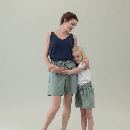Kinder Leinen-Hose mit Paperbag-Bund und Schleife in der Farbe Salbei Grün, Pertnerlook Mutter Tochter, Urheber: Mini & Eve