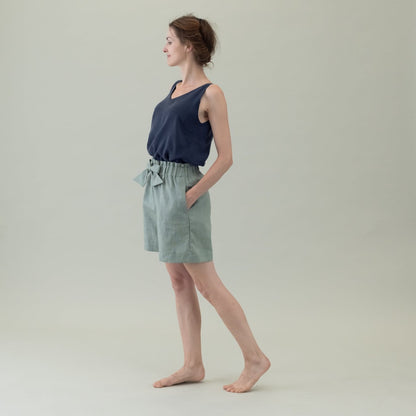 Leinen Damenhose mit Paperbag-Bund und Schleife in der Farbe Salbei Grün, Urheber: Mini & Eve
