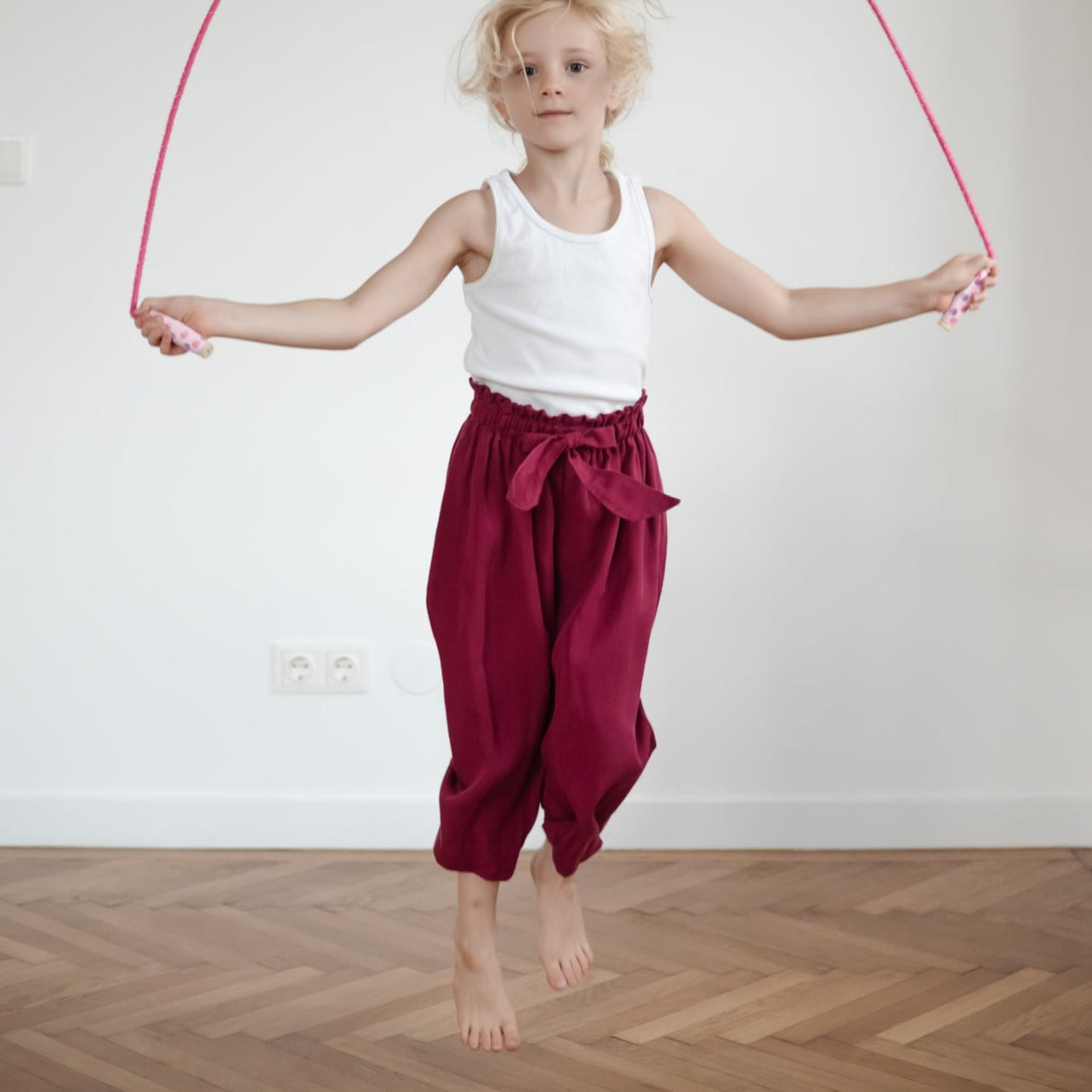 Tencel Kinderhose in Berry Pink mit Schleife und Paperbag-Bund, Mädchenhose; Urheber: Mini & Eve