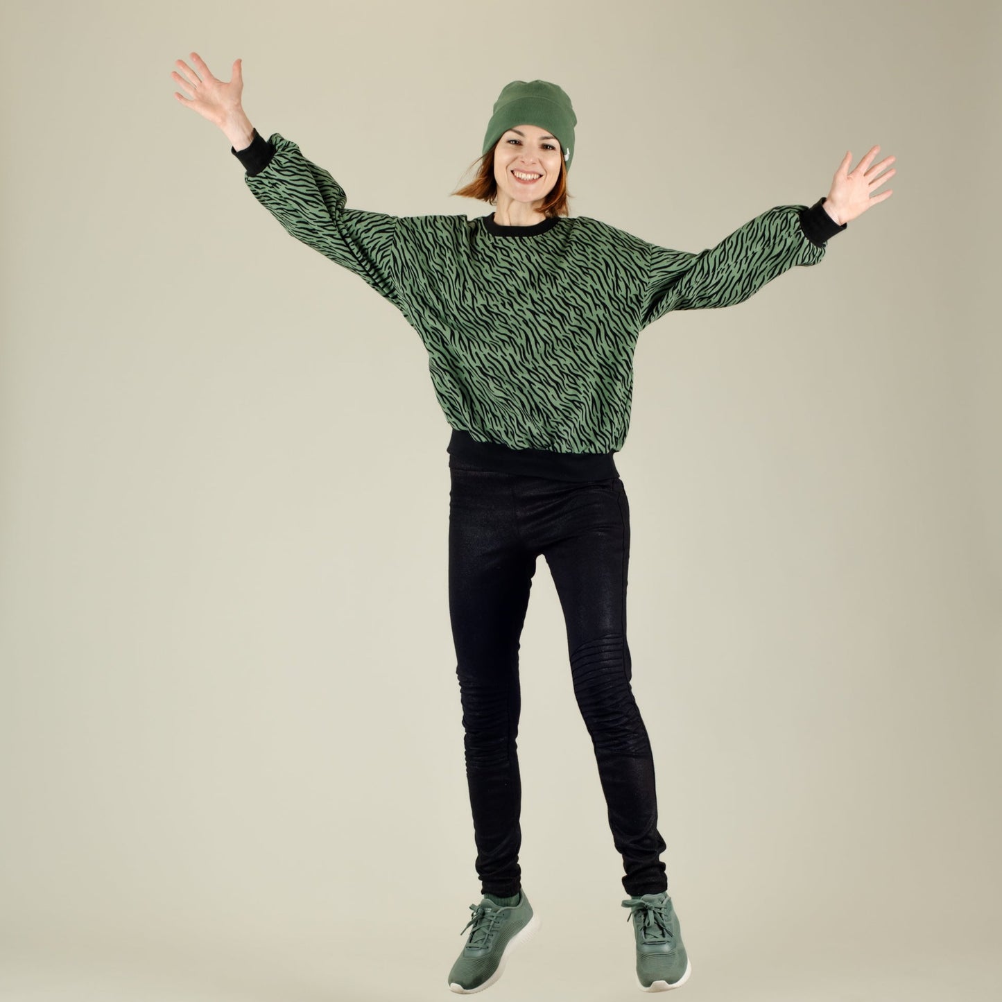Damen Sweater Bio Baumwolle Grün mit Zebramuster; Urheber: Mini & Eve