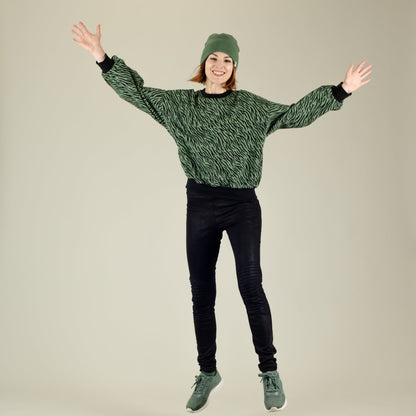 Damen Sweater Bio Baumwolle Grün mit Zebramuster; Urheber: Mini & Eve