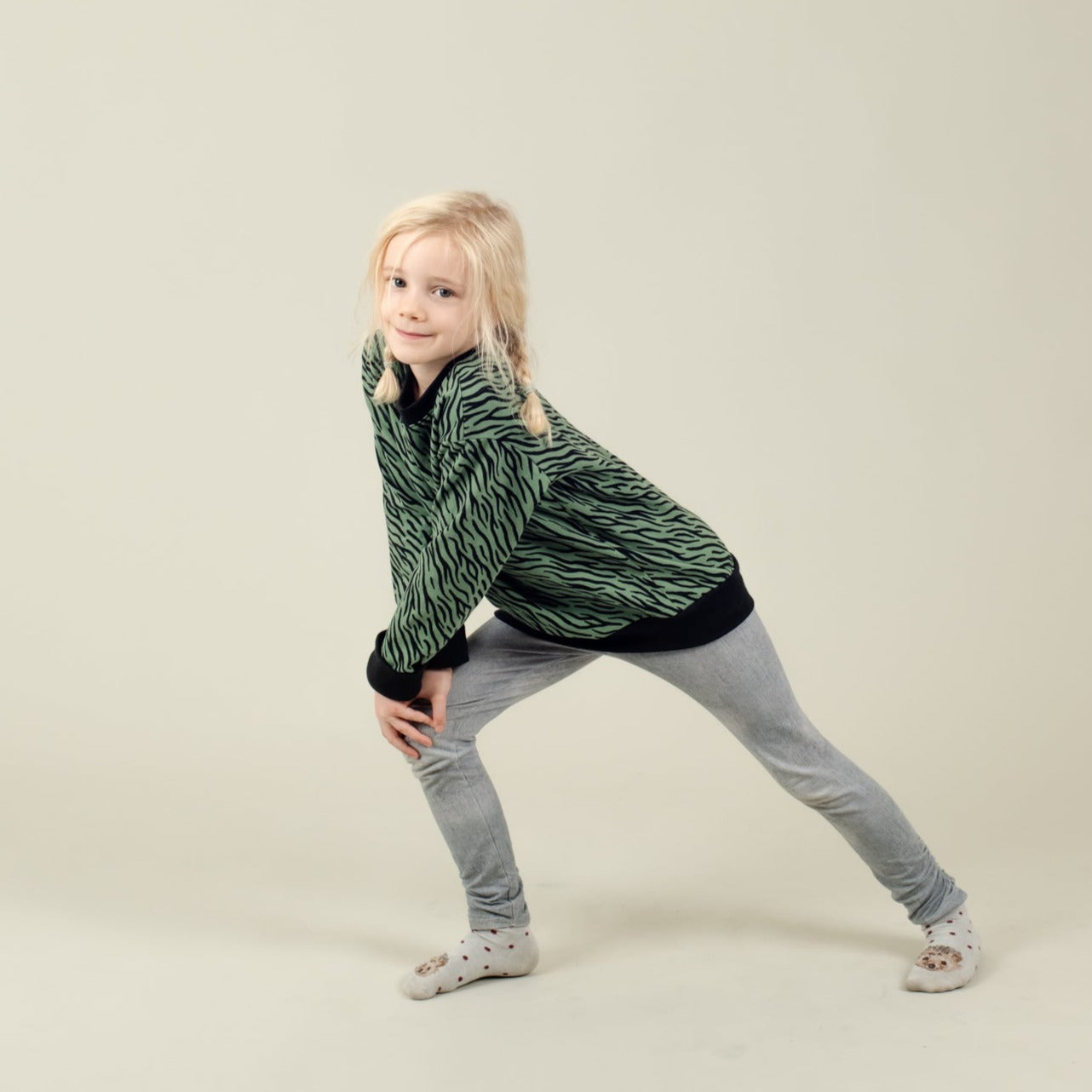 Kinder Sweater Bio Baumwolle Grün mit Zebramuster; Urheber: Mini & Eve