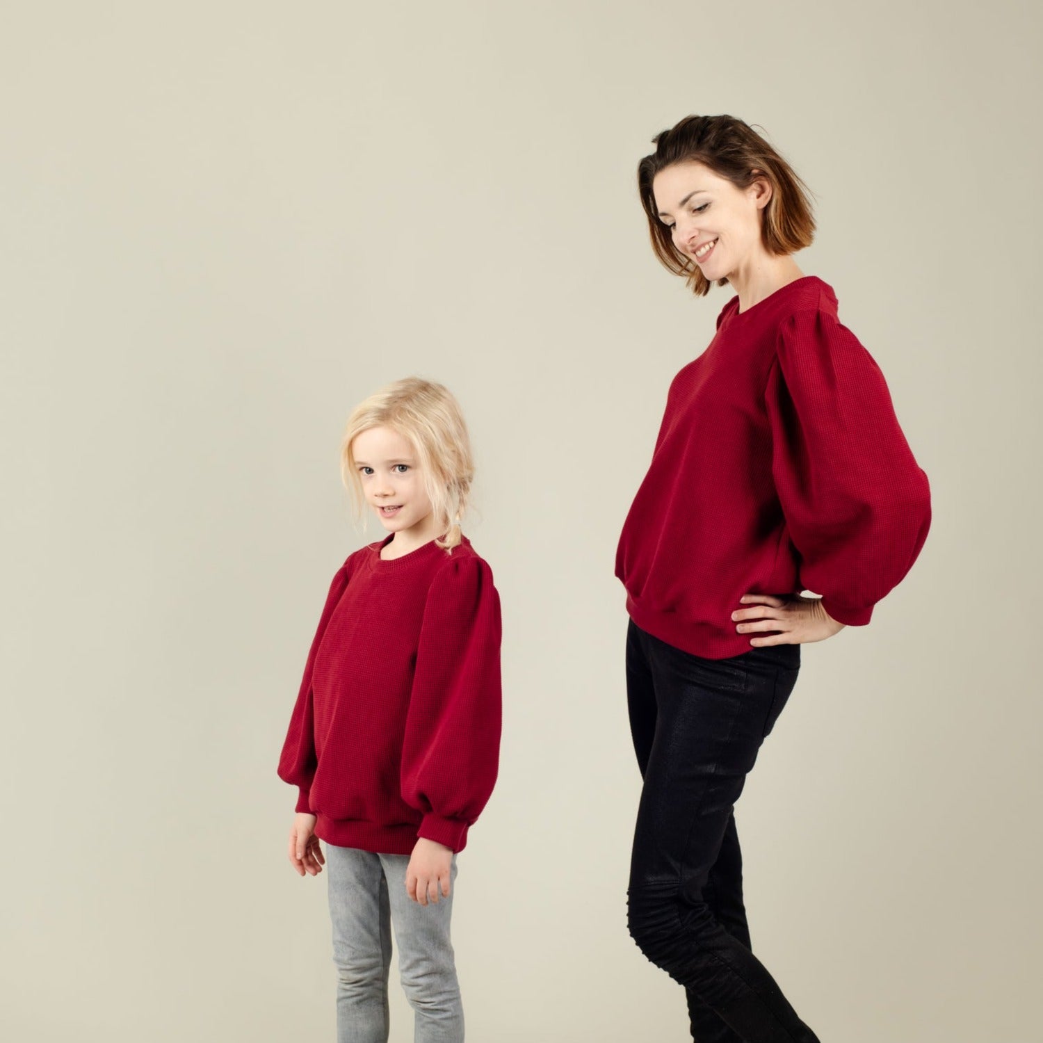 Kinder Pulli weinrot und Damen Pulli, Mutter-Kind-Partnerlook; Urheber: Mini & Eve