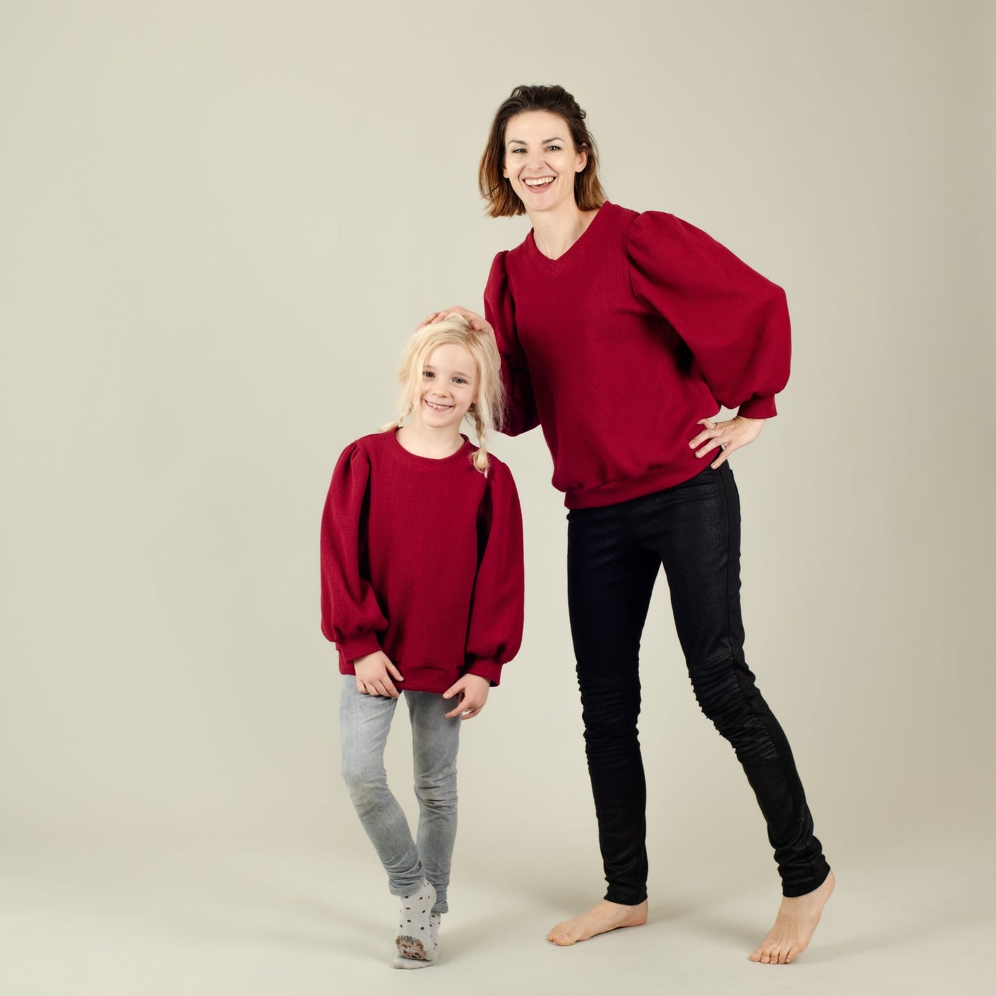 Damen Pulli weinrot und Kinder Pulli, Mutter-Kind-Partnerlook; Urheber: Mini & Eve