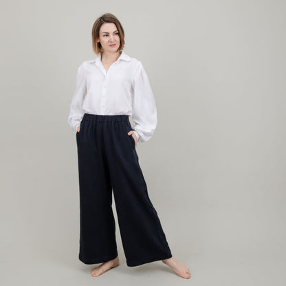 Tencel-Hose Dunkelblau mit langen weiten Beinen für Damen; mit weißer Bluse; Urheber: Mini & Eve