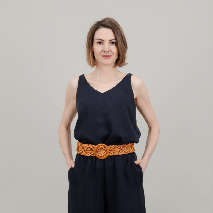 Ärmelloses Tencel-Shirt mit weitem Ausschnitt für Damen in Dunkelblau, Urheber: Mini & Eve