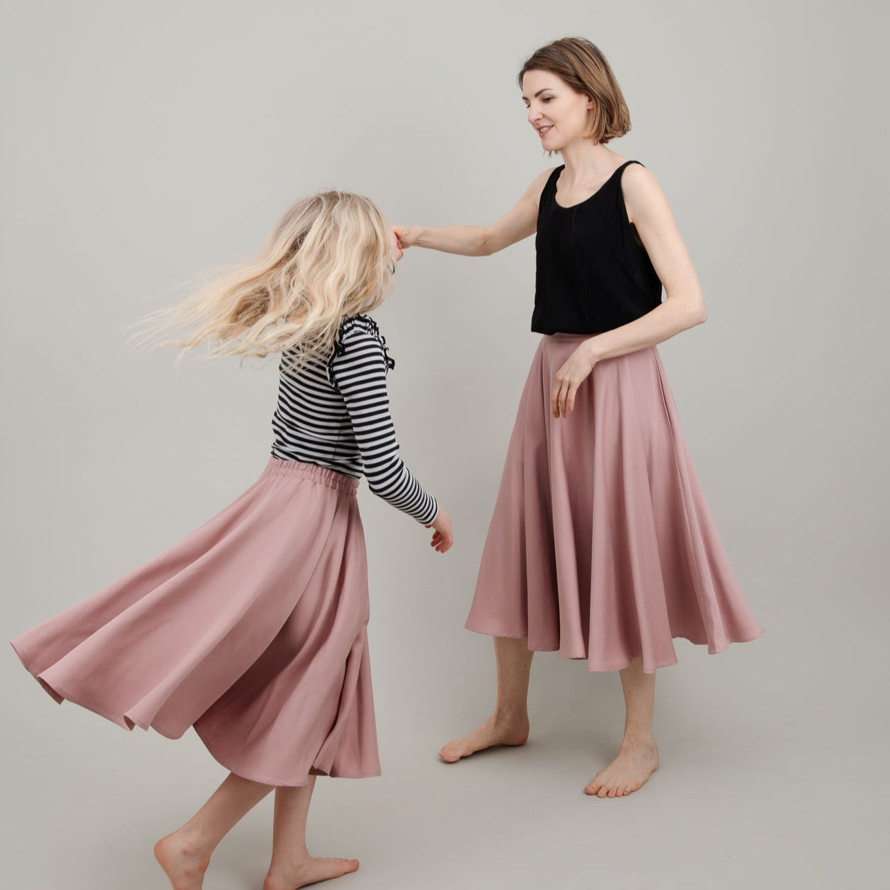 Midi Tellerrock aus Tencel in Rosa für Damen; Drehrock für Damen; Mutter Tochter Partnerlook; Drehrock für Kinder Mädchen; Urheber: Mini & Eve