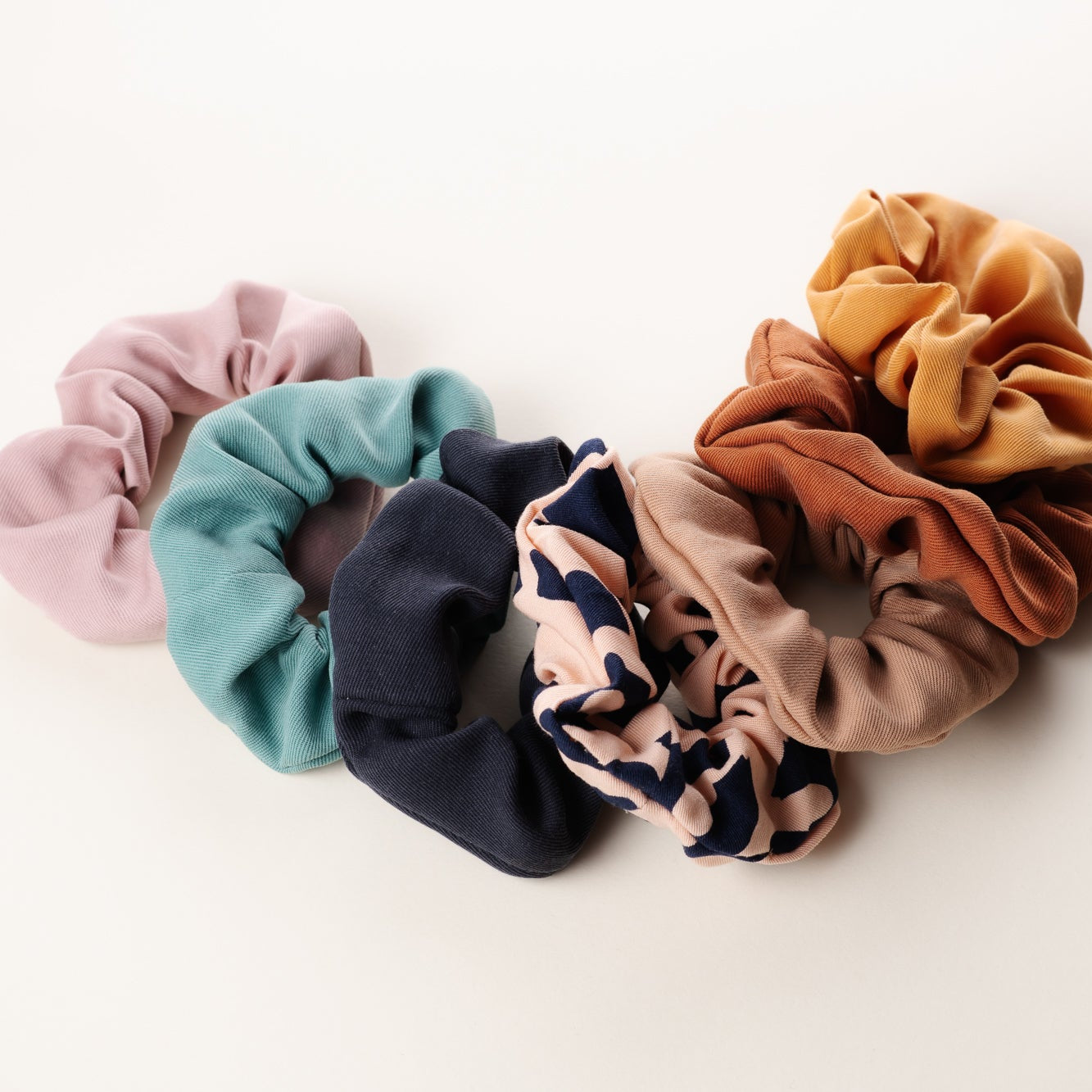 Scrunchies, Haarbänder aus Tencel in verschiedenen Farben; Urheber: Mini & Eve