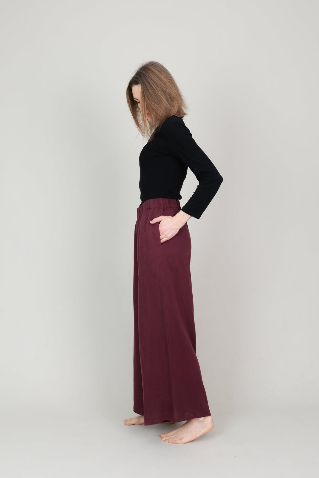 Lange weite Tencelhose mit Taschen für Damen in der Farbe Bordeaux Dunkelrot; Urheber: Mini & Eve