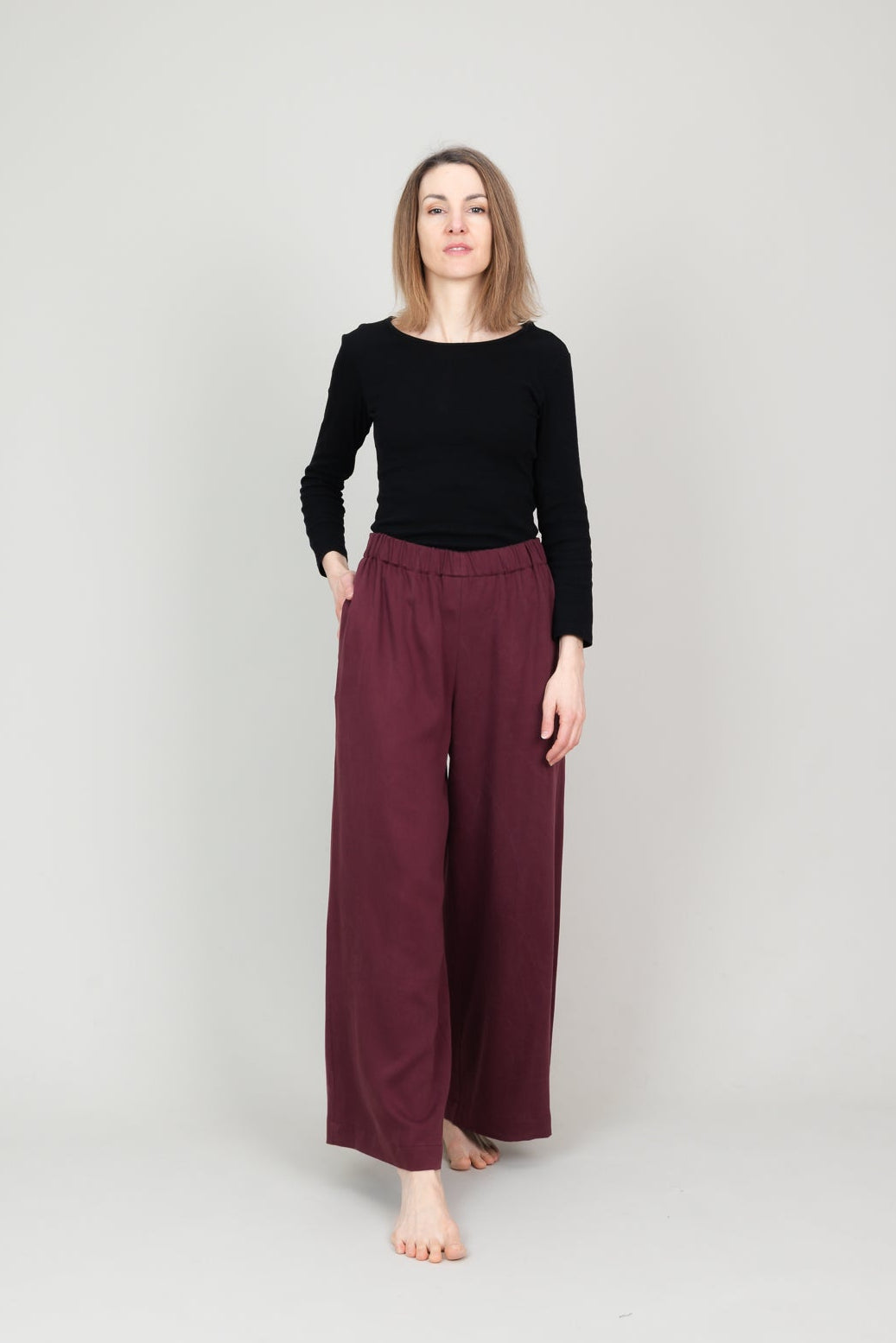 Lange weite Tencelhose mit Taschen für Damen in der Farbe Bordeaux Dunkelrot; Urheber: Mini & Eve