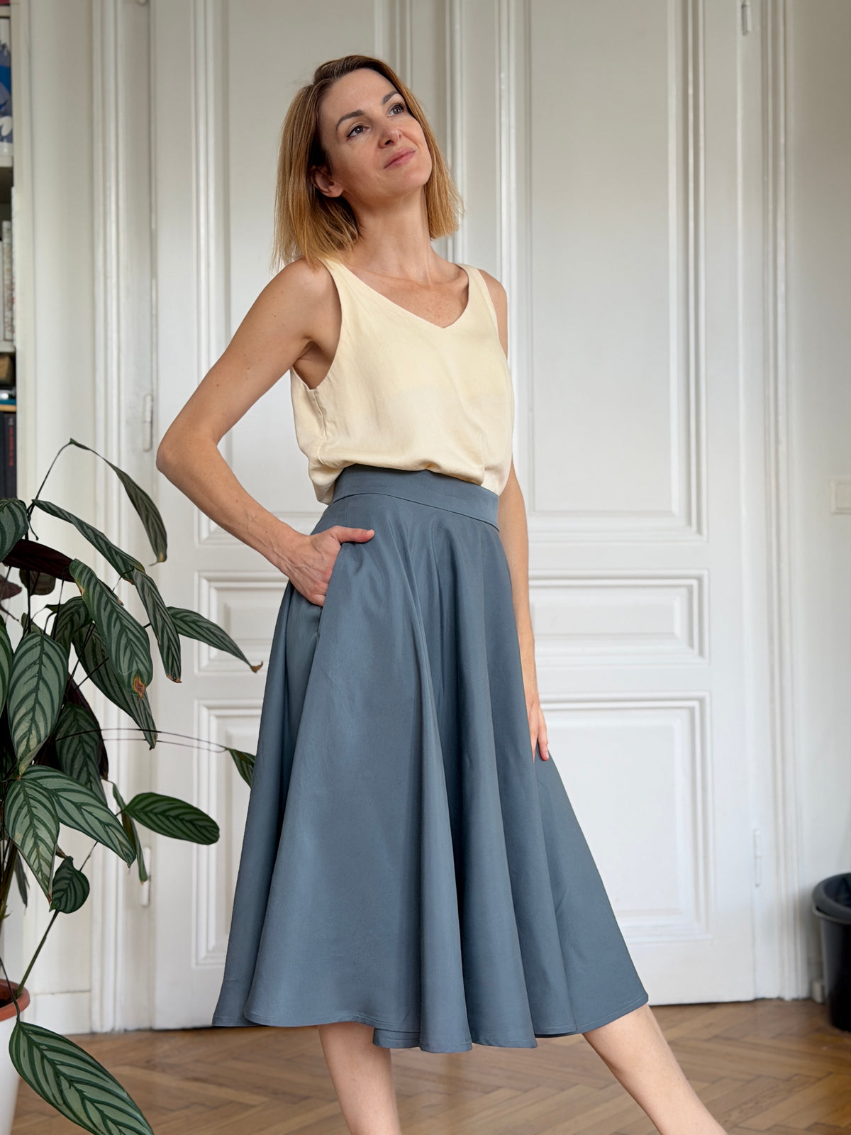 Tellerrock aus Tencel in Taubenblau Graublau mit Taschen; Urheber: Mini & Eve