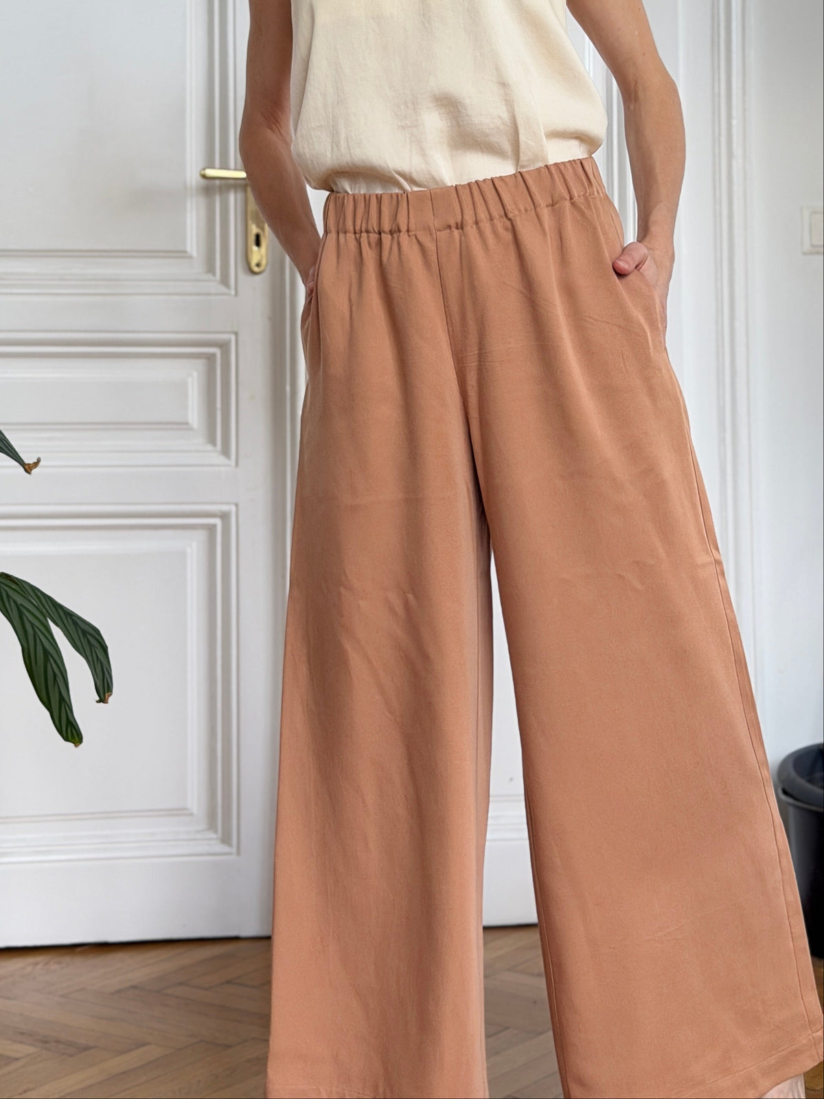 Tencelhose Nougat Braun Beige mit Taschen und Gummibund; Urheber: Mini & Eve