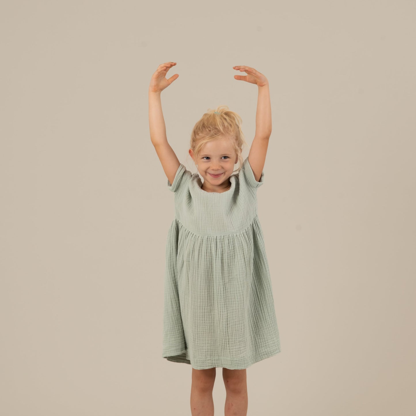 MIA Kinderkleid Musselin Mint Vorderansicht, Urheber: Mini & Eve