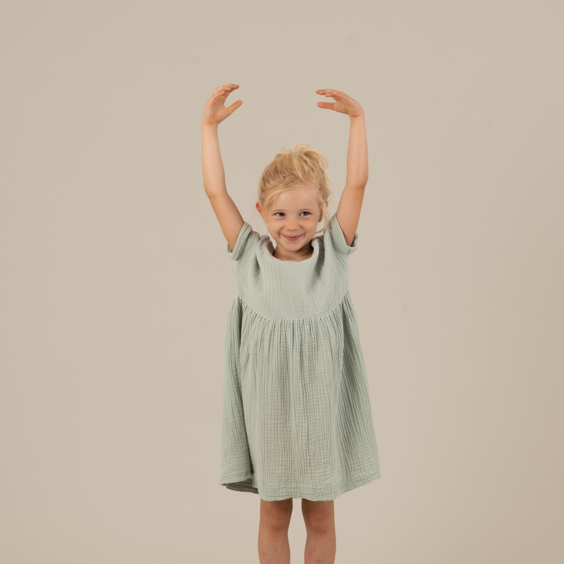 MIA Kinderkleid Musselin Mint Vorderansicht, Urheber: Mini & Eve