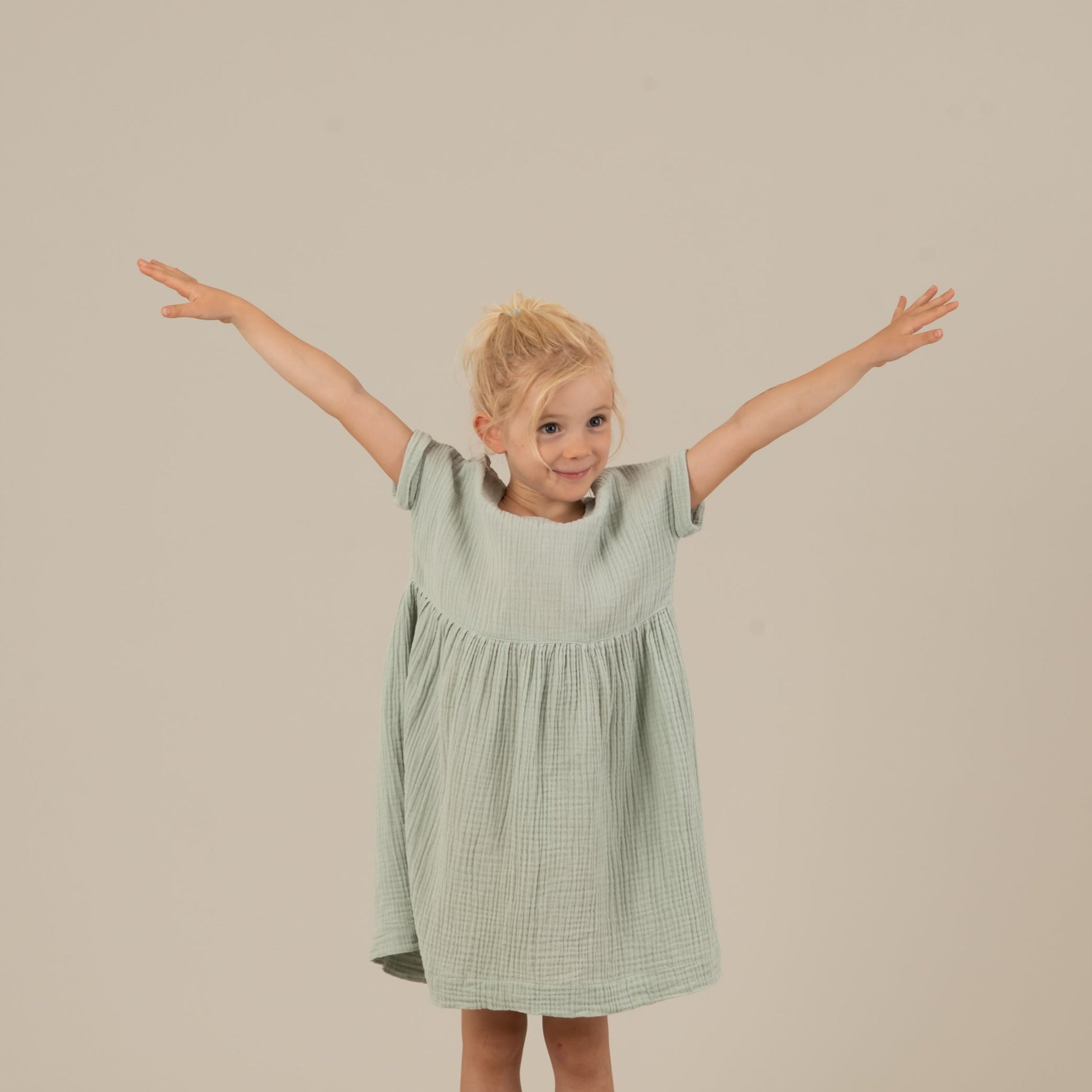 MIA Kinderkleid Musselin Mint Vorderansicht, Urheber: Mini & Eve