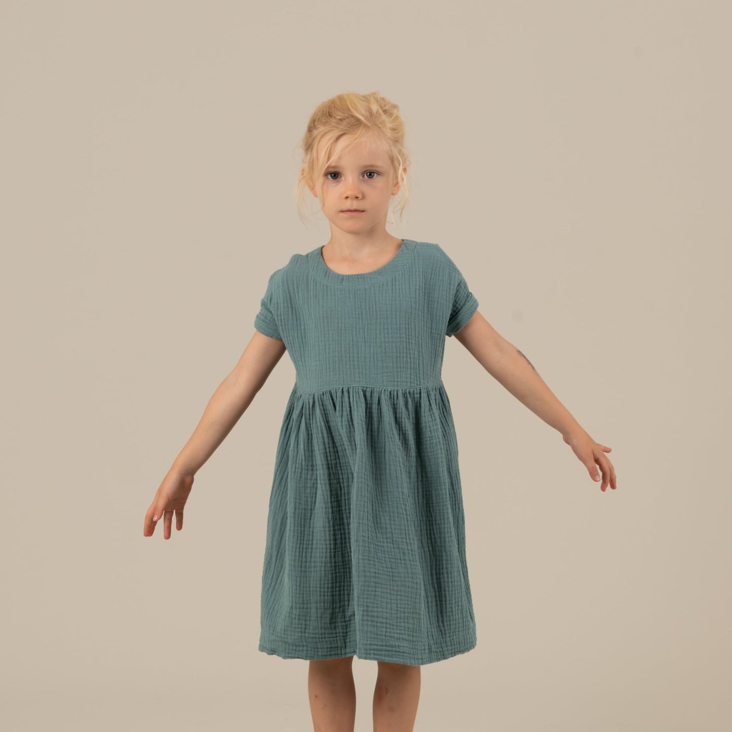 MIA Kinderkleid Musselin Petrol Vorderansicht, Urheber: Mini & Eve