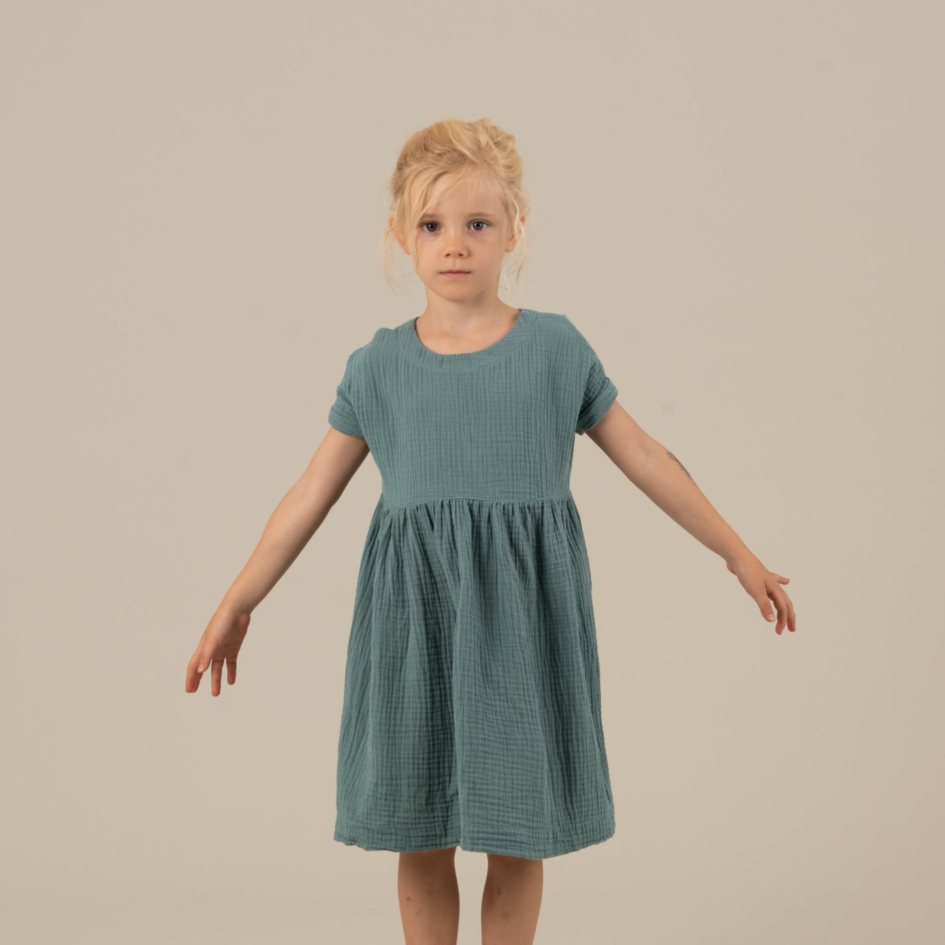 MIA Kinderkleid Musselin Petrol Vorderansicht, Urheber: Mini & Eve