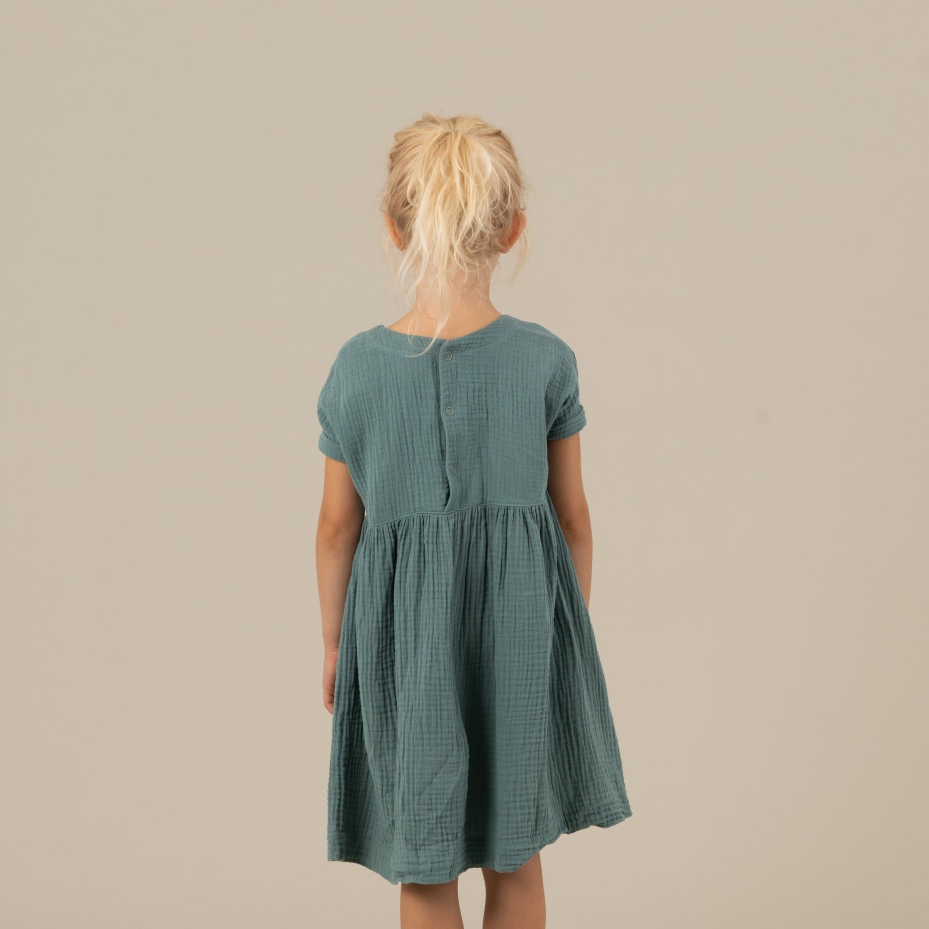 MIA Kinderkleid Musselin Petrol Rückansicht, Urheber: Mini & Eve