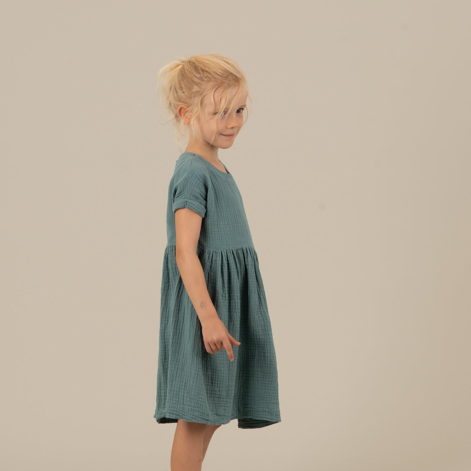 MIA Kinderkleid Musselin Petrol Seitenansicht rechts, Urheber: Mini & Eve