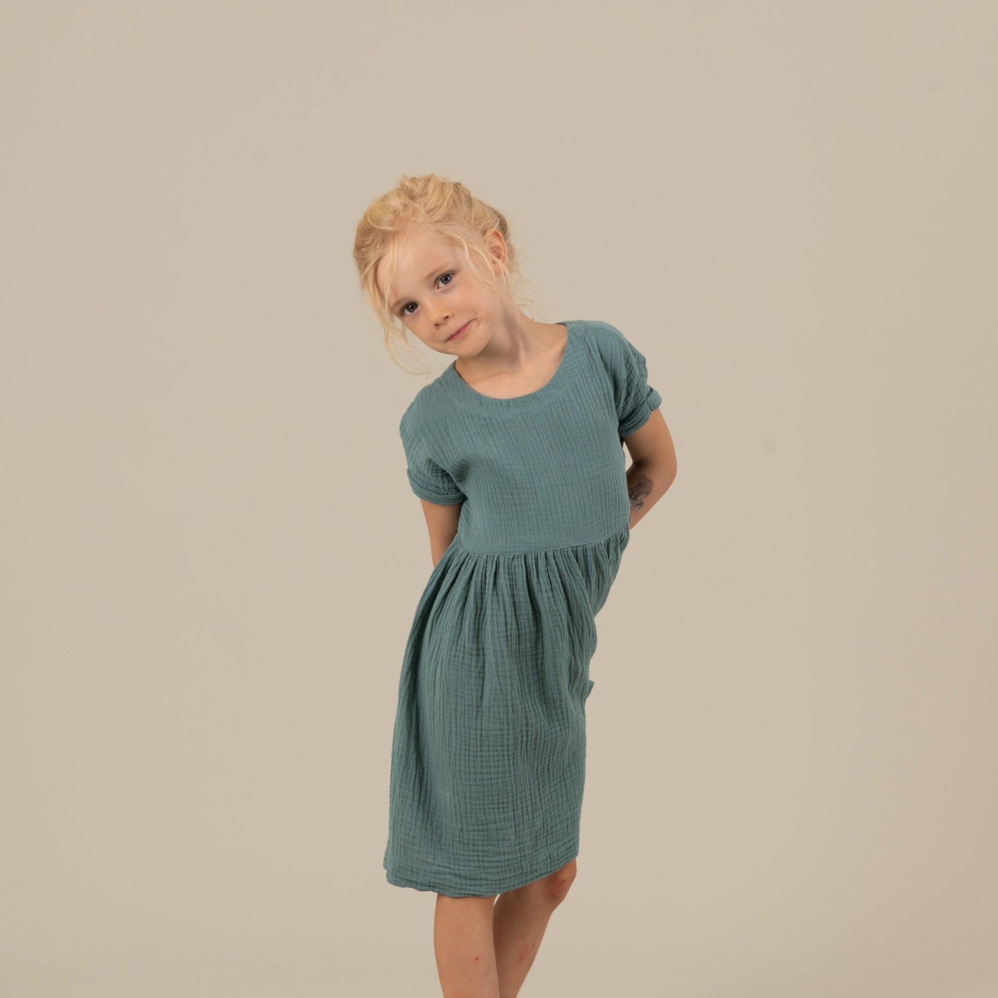 MIA Kinderkleid Musselin Petrol Vorderansicht, Urheber: Mini & Eve