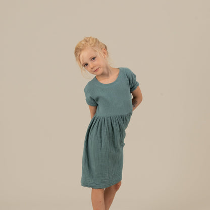MIA Kinderkleid Musselin Petrol Vorderansicht, Urheber: Mini & Eve