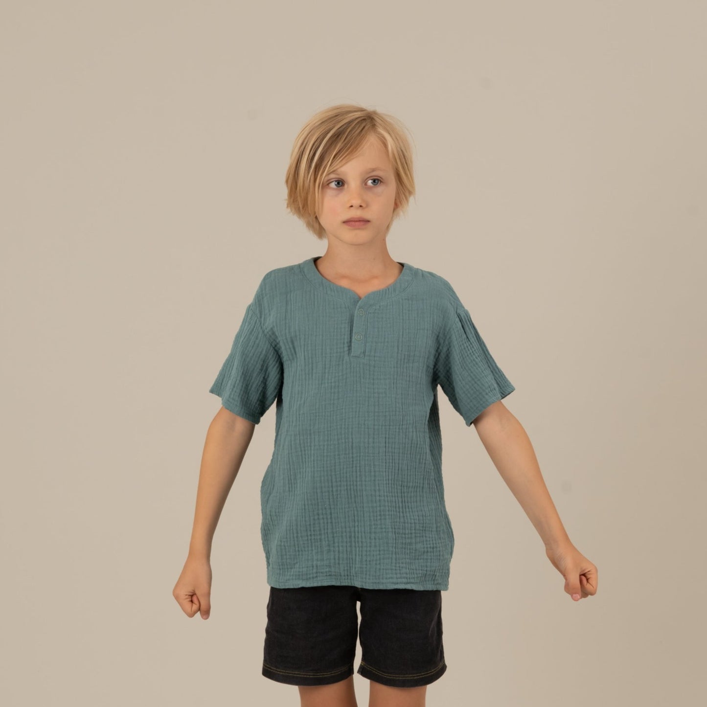 LEO Kindershirt Musselin Petrol Vorderansicht, Urheber: Mini & Eve