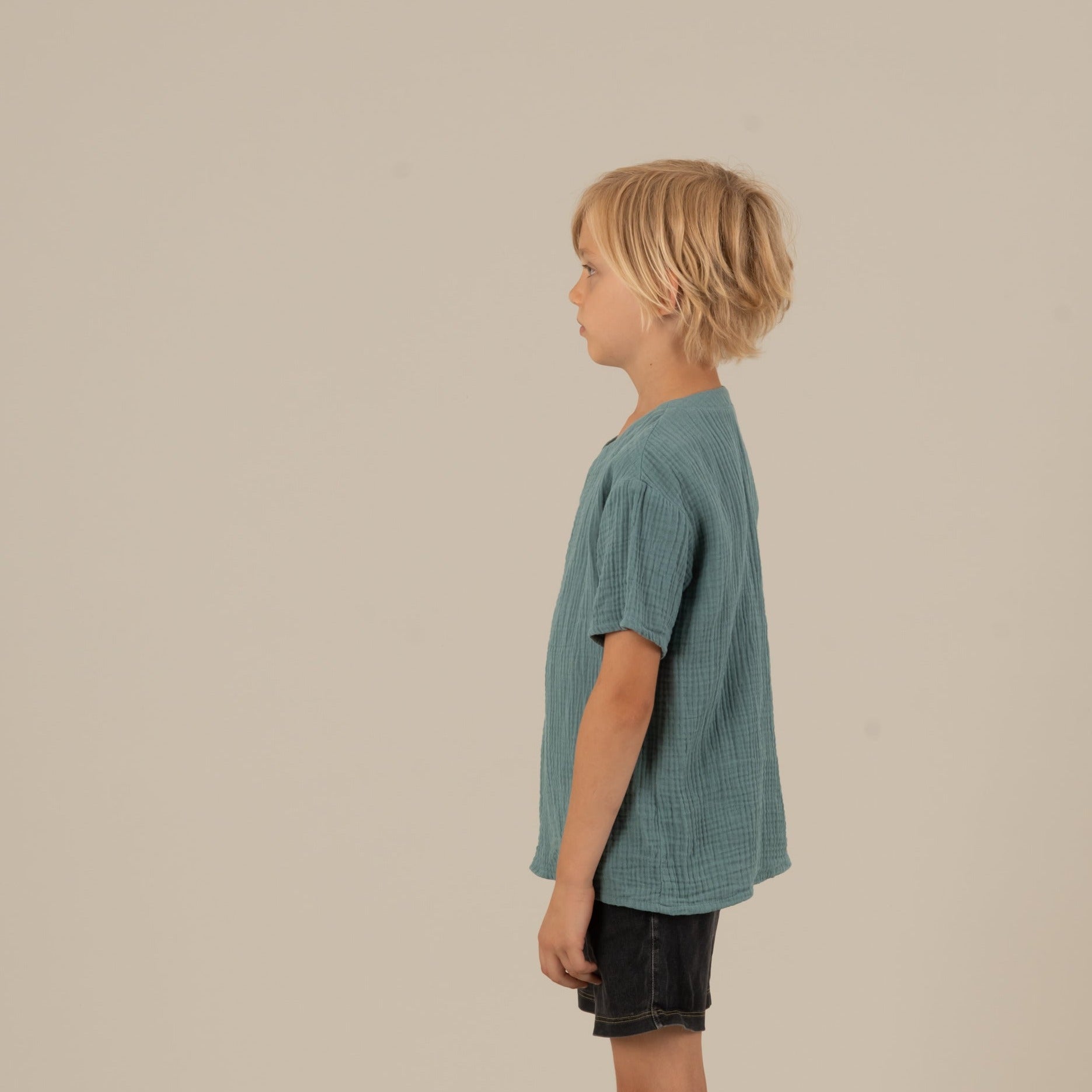 LEO Kindershirt Musselin Petrol Seitenansicht links, Urheber: Mini & Eve