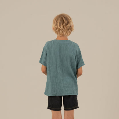 LEO Kindershirt Musselin Petrol Rückansicht, Urheber: Mini & Eve