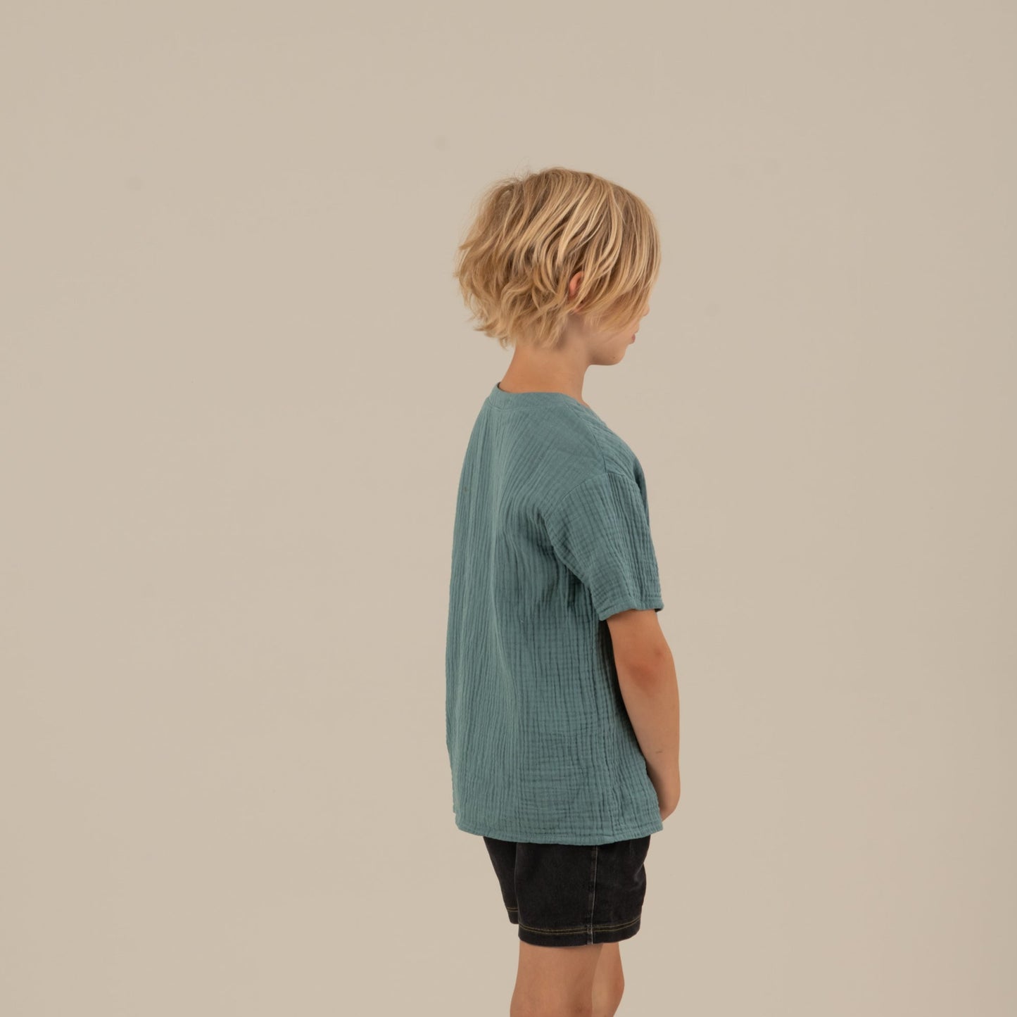 LEO Kindershirt Musselin Petrol Seitenansicht rechts, Urheber: Mini & Eve