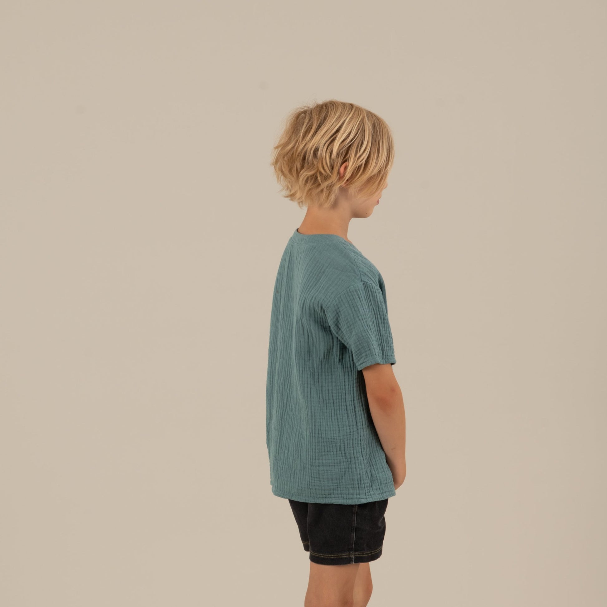 LEO Kindershirt Musselin Petrol Seitenansicht rechts, Urheber: Mini & Eve