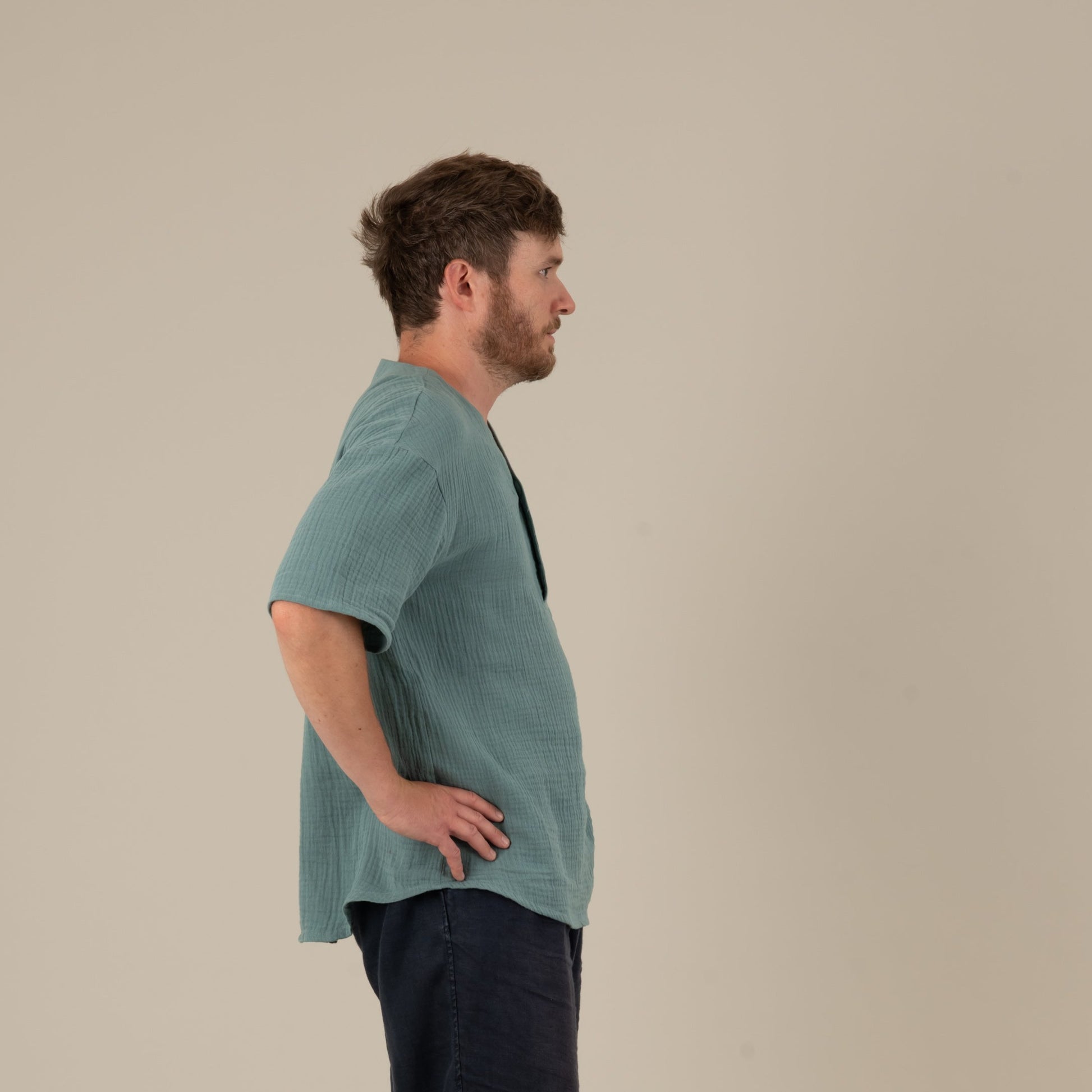 LEON Herrenshirt Musselin Petrol Seitenansicht rechts, Urheber: Mini & Eve
