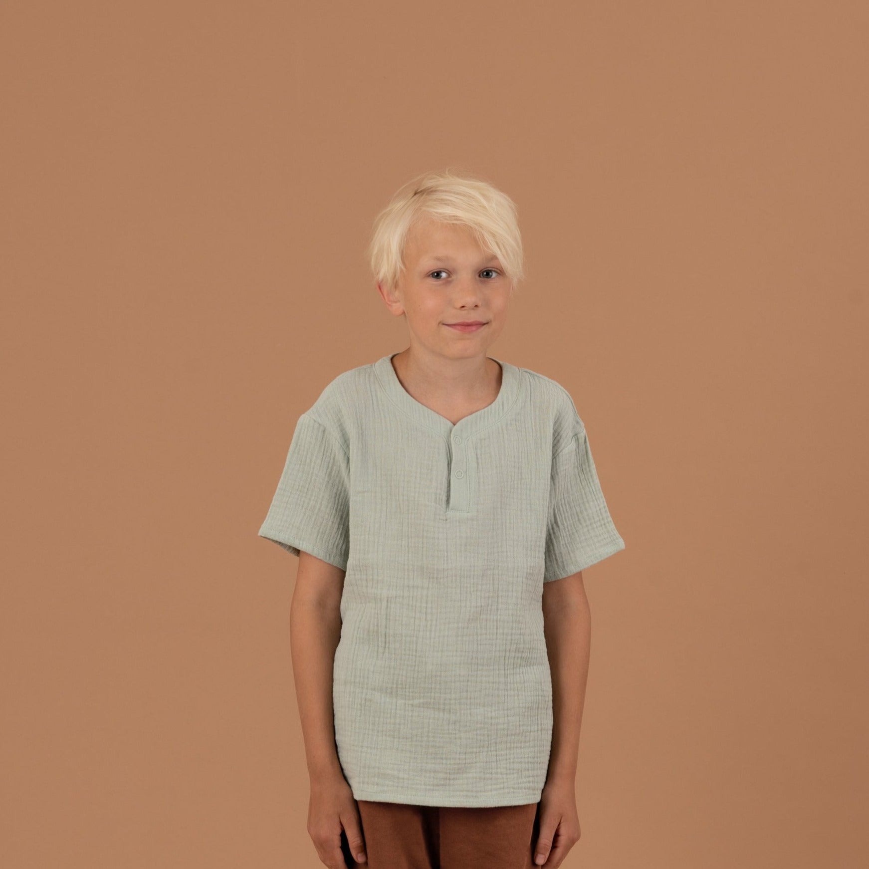 LEO Kindershirt Musselin Mint Vorderansicht, Urheber: Mini & Eve