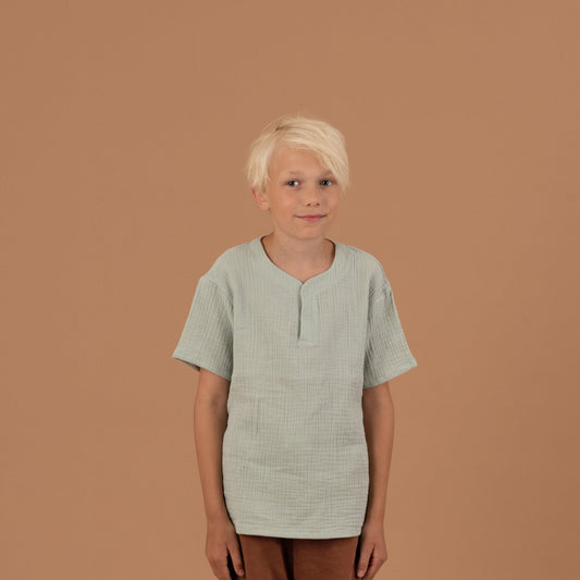 LEO Kindershirt Musselin Mint Vorderansicht, Urheber: Mini & Eve