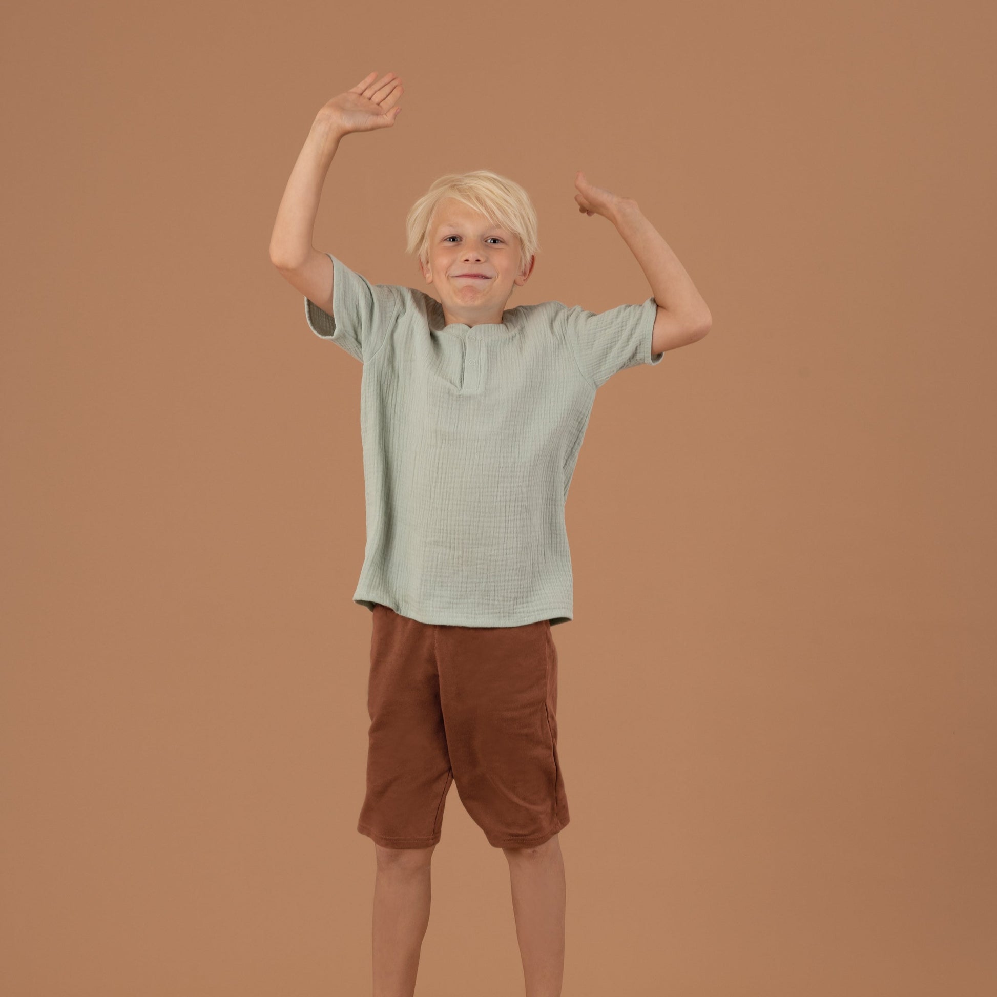 LEO Kindershirt Musselin Mint Vorderansicht, Urheber: Mini & Eve