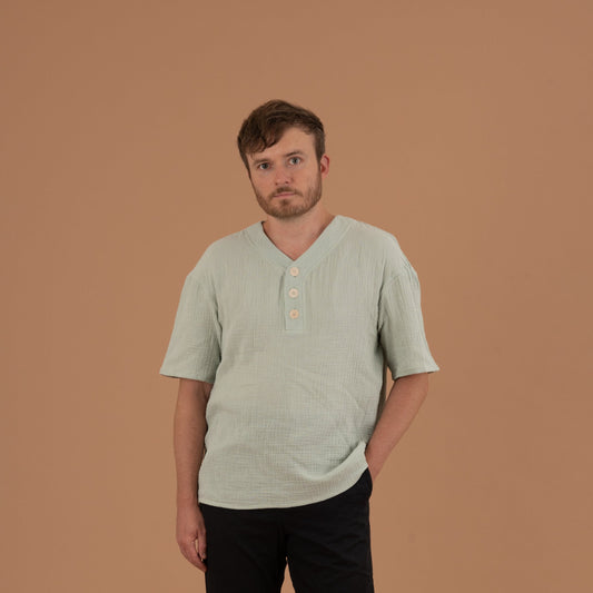 LEON Herrenshirt Musselin Mint Vorderansicht, Urheber: Mini & Eve
