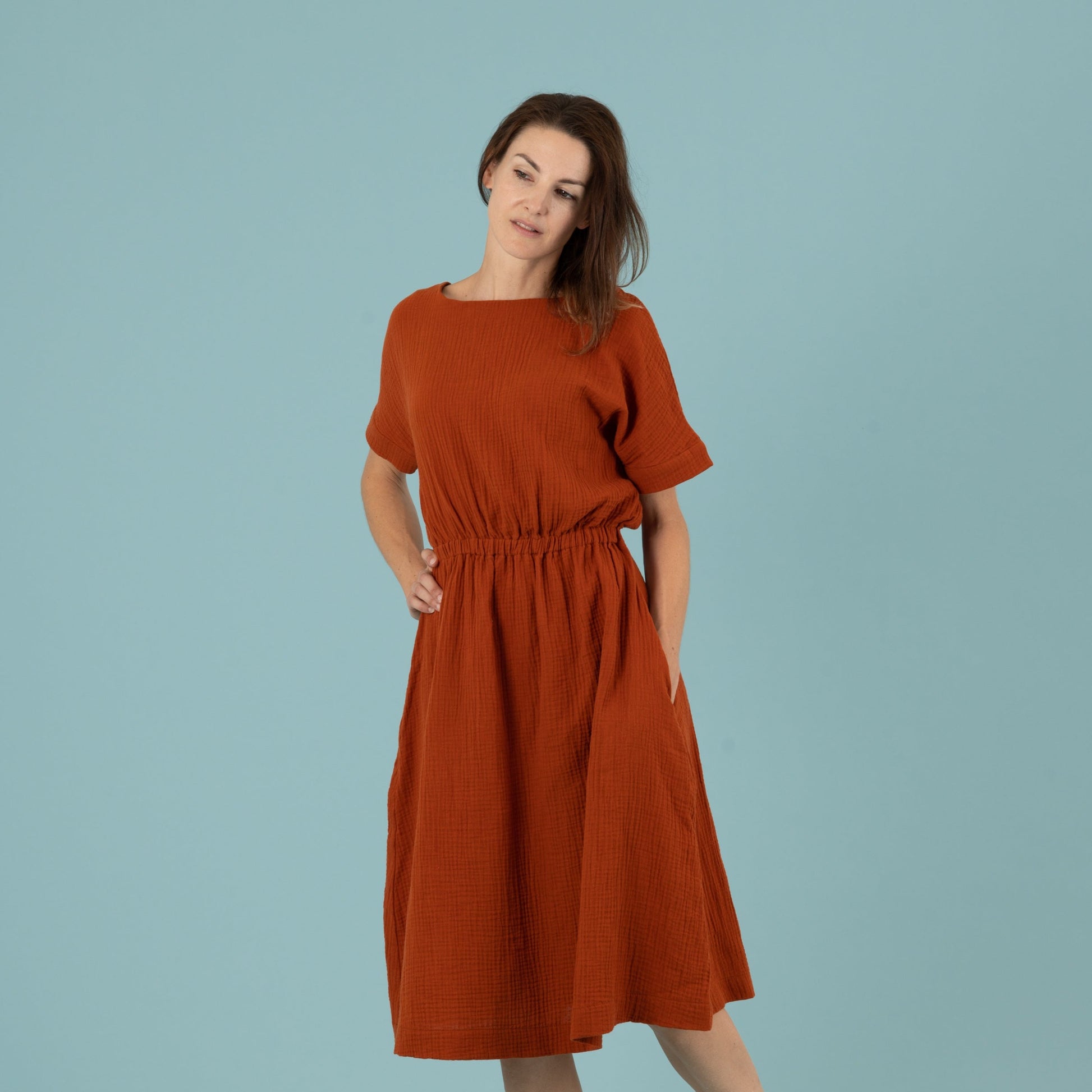 MILA Damenkleid Musselin Terracotta Vorderansicht, Urheber: Mini & Eve