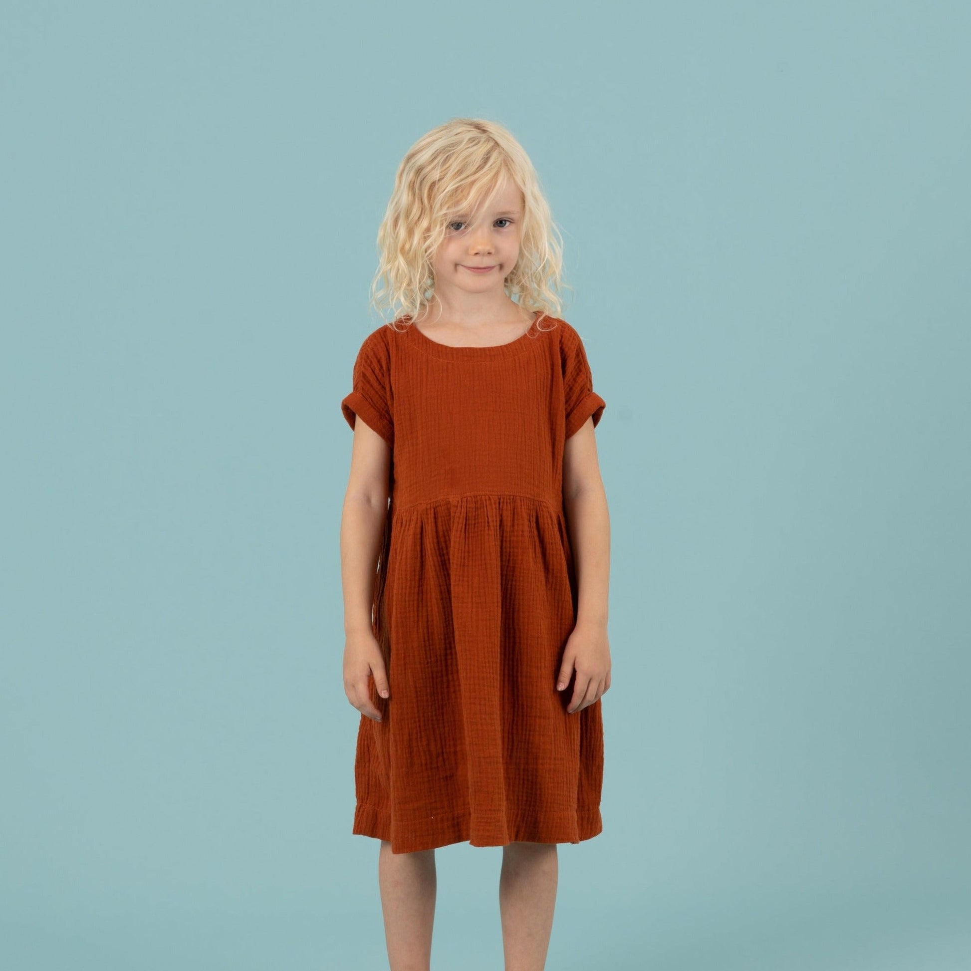 MIA Kinderkleid Musselin Terracotta Vorderansicht, Urheber: Mini & Eve