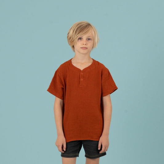 LEO Kindershirt Musselin Terracotta Vorderansicht, Urheber: Mini & Eve