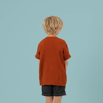 LEO Kindershirt Musselin Terracotta Rückansicht, Urheber: Mini & Eve