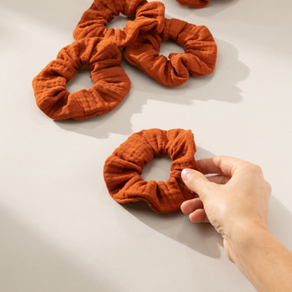 Scrunchie Haargummi Musselin Terracotta, Urheber: Mini & Eve